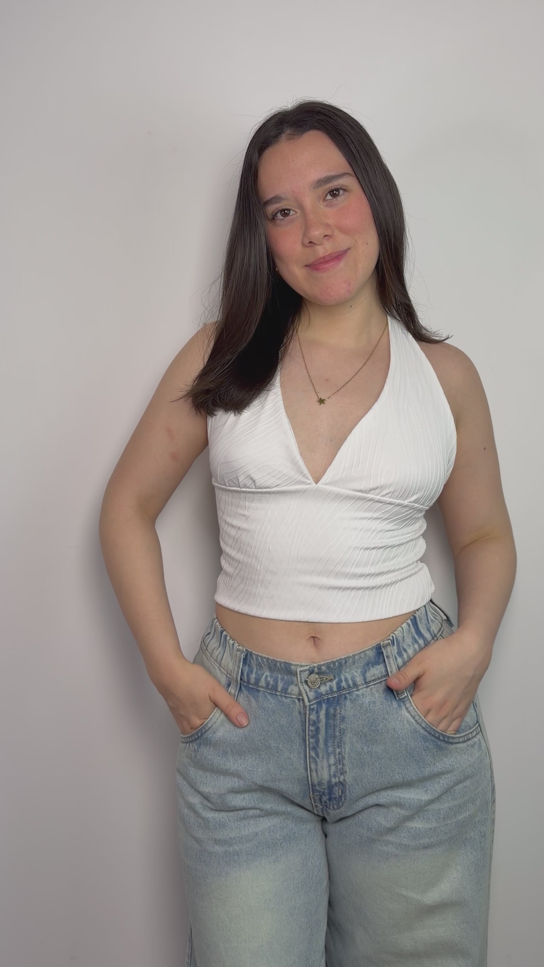 Jean baggy tiro medio para mujer en color light blue wash – piernas amplias, diseño relaxed fit, tela resistente con acabado ligeramente desgastado; modelo casual ideal para uso diario All Fit