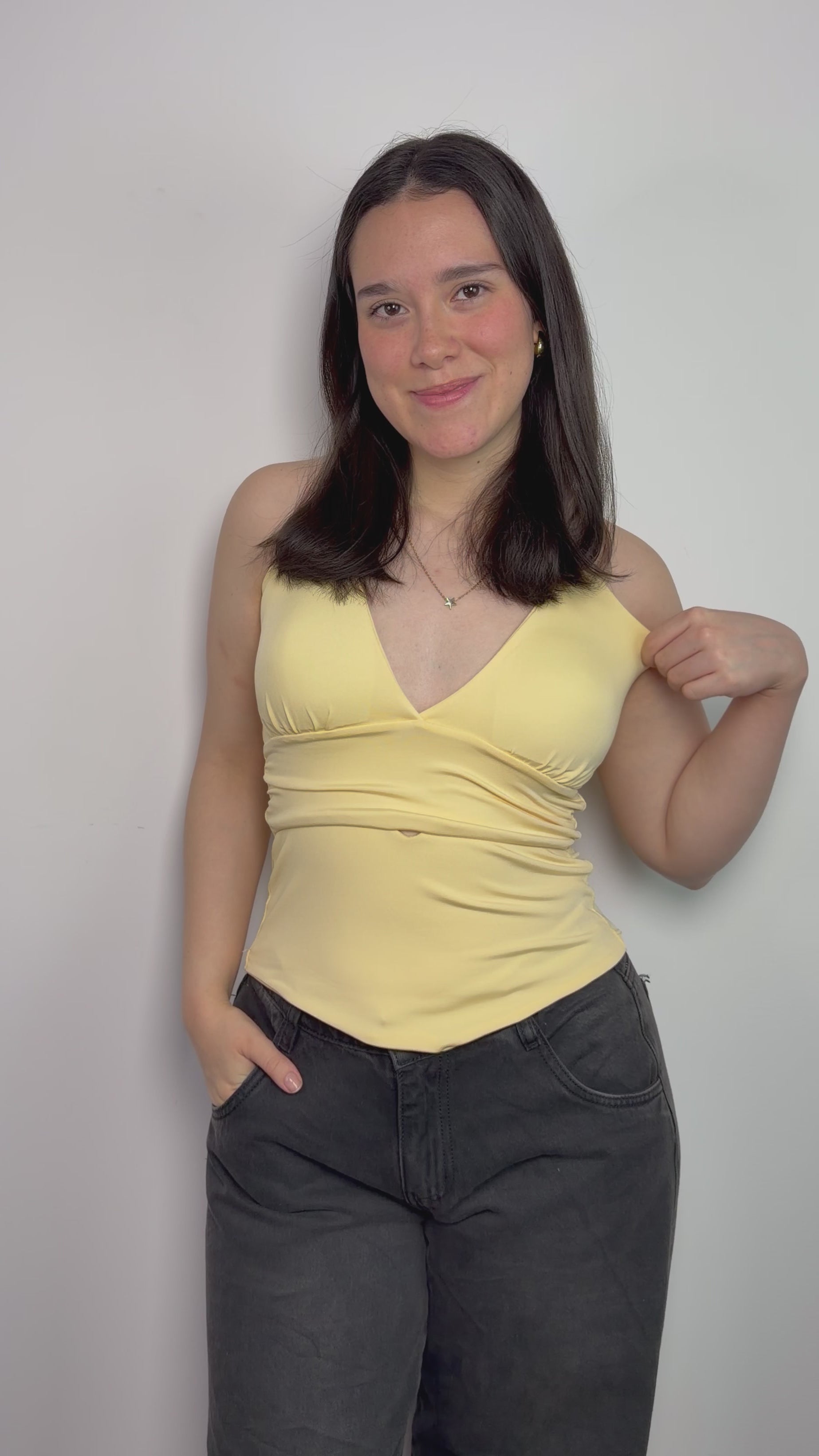 Top para mujer de suplex color mantequilla – modelo Venus sin mangas y con cuello en V