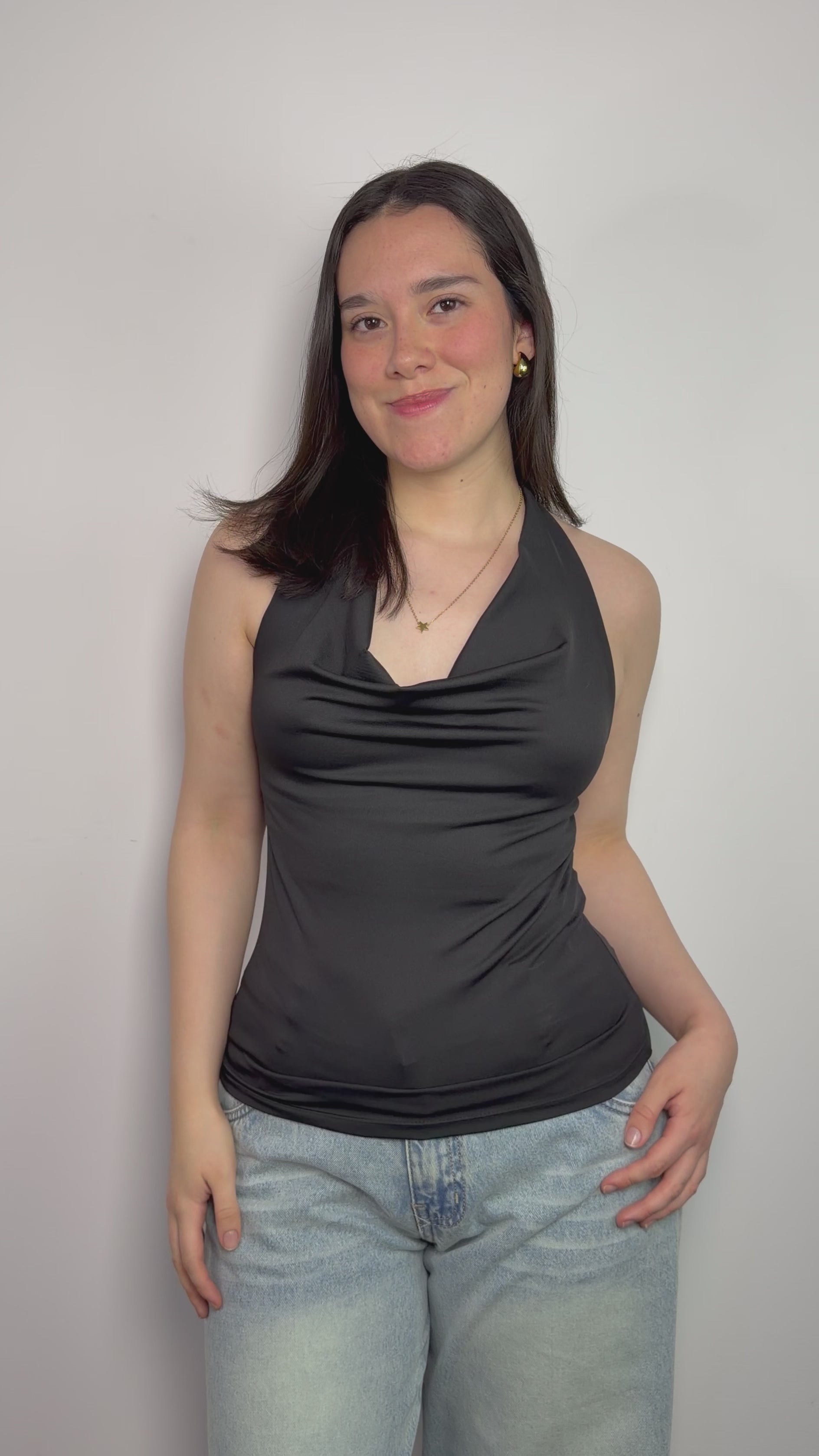 Top halter para mujer de suplex stretch color negro – caída drapeada y espalda descubierta All Fit