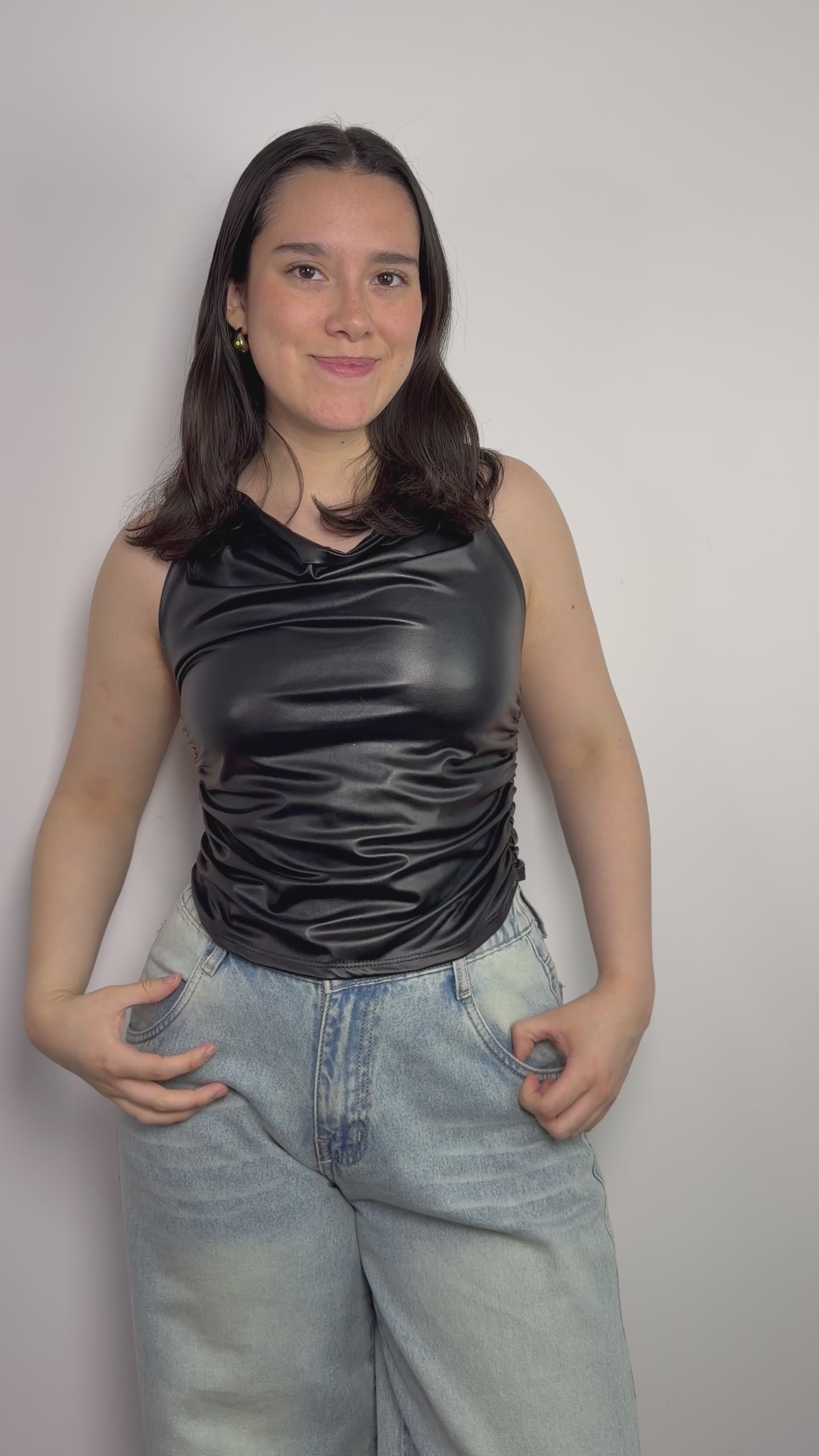 Top de cuerina para mujer color negro al cuello – modelo Samantha 