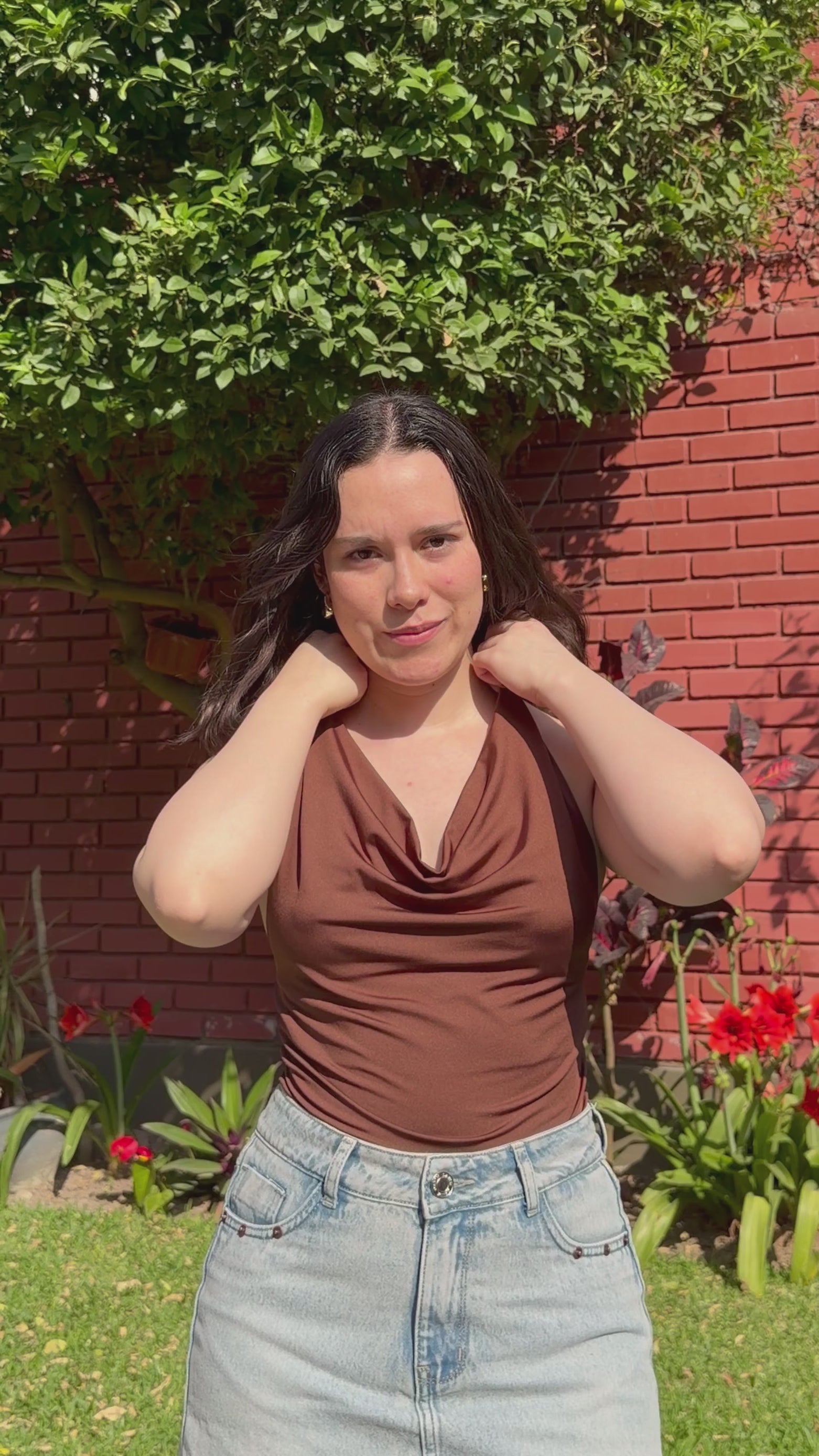 Top halter para mujer de suplex stretch color mocha– caída drapeada y espalda descubierta All Fit