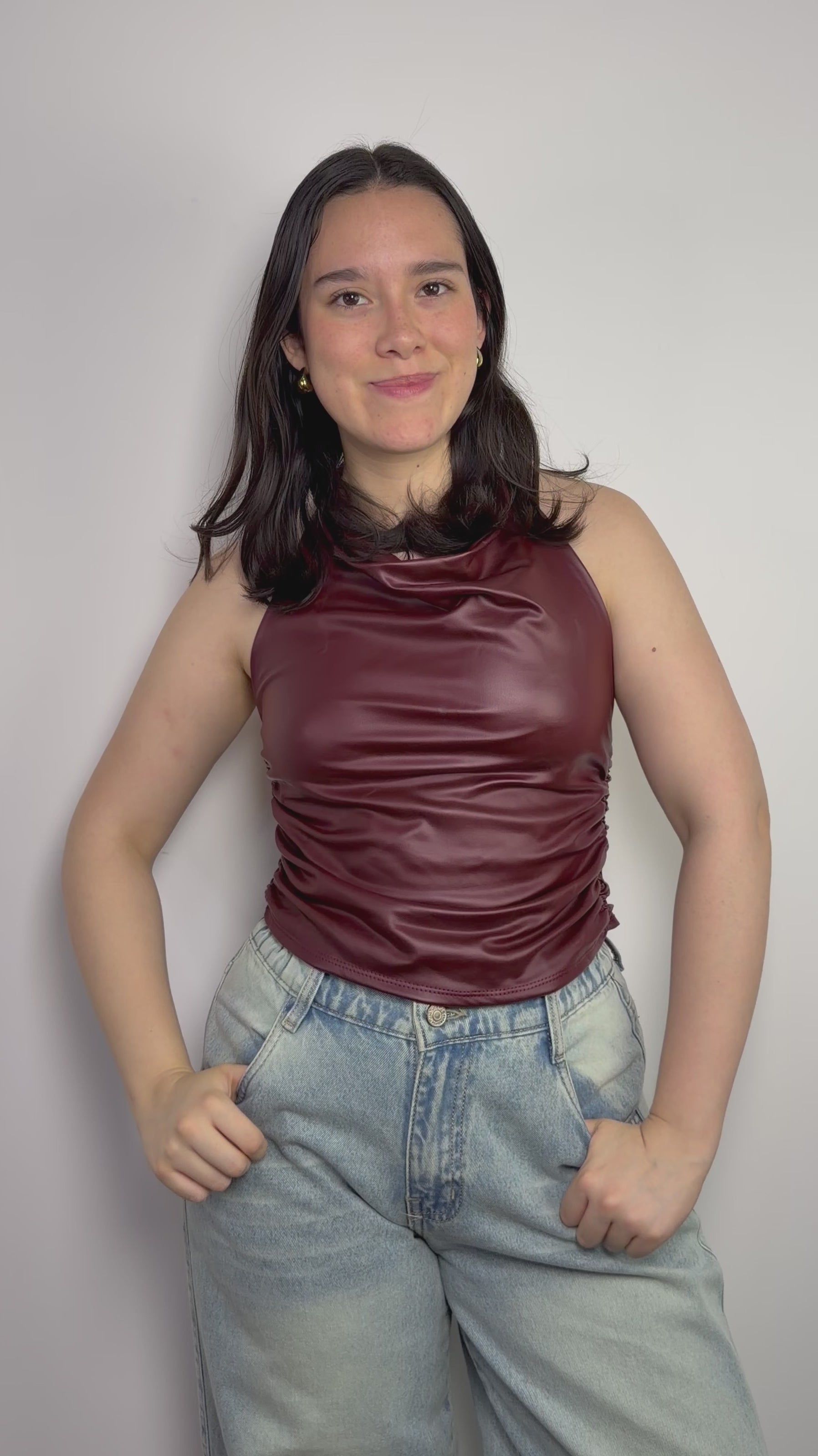 Top de cuerina para mujer color borgoña al cuello – modelo Samantha 