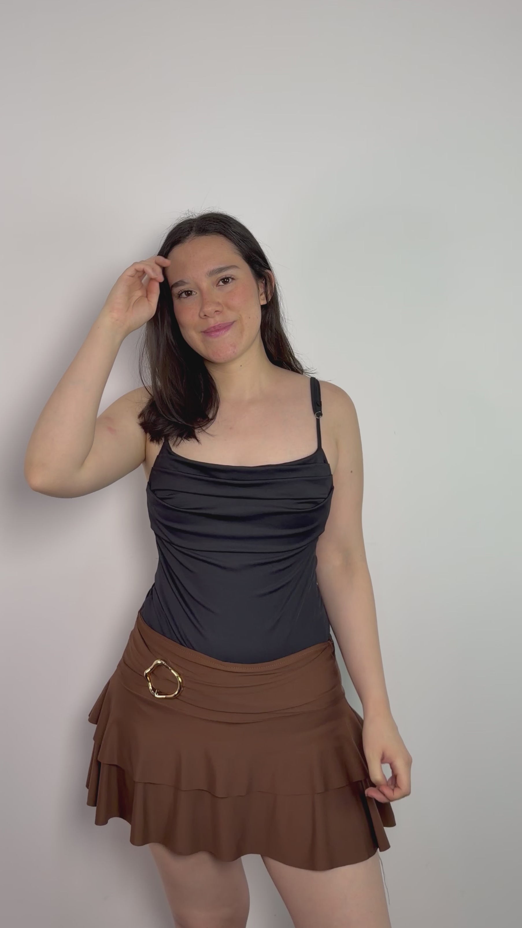 Body negro para mujer de tela stretch con escote recto, frunces delanteros y tirantes regulables – diseño que define la silueta y ofrece calce firme All Fit 
Falda para mujer de suplex color marrón cálido– modelo Boho mini skirt 