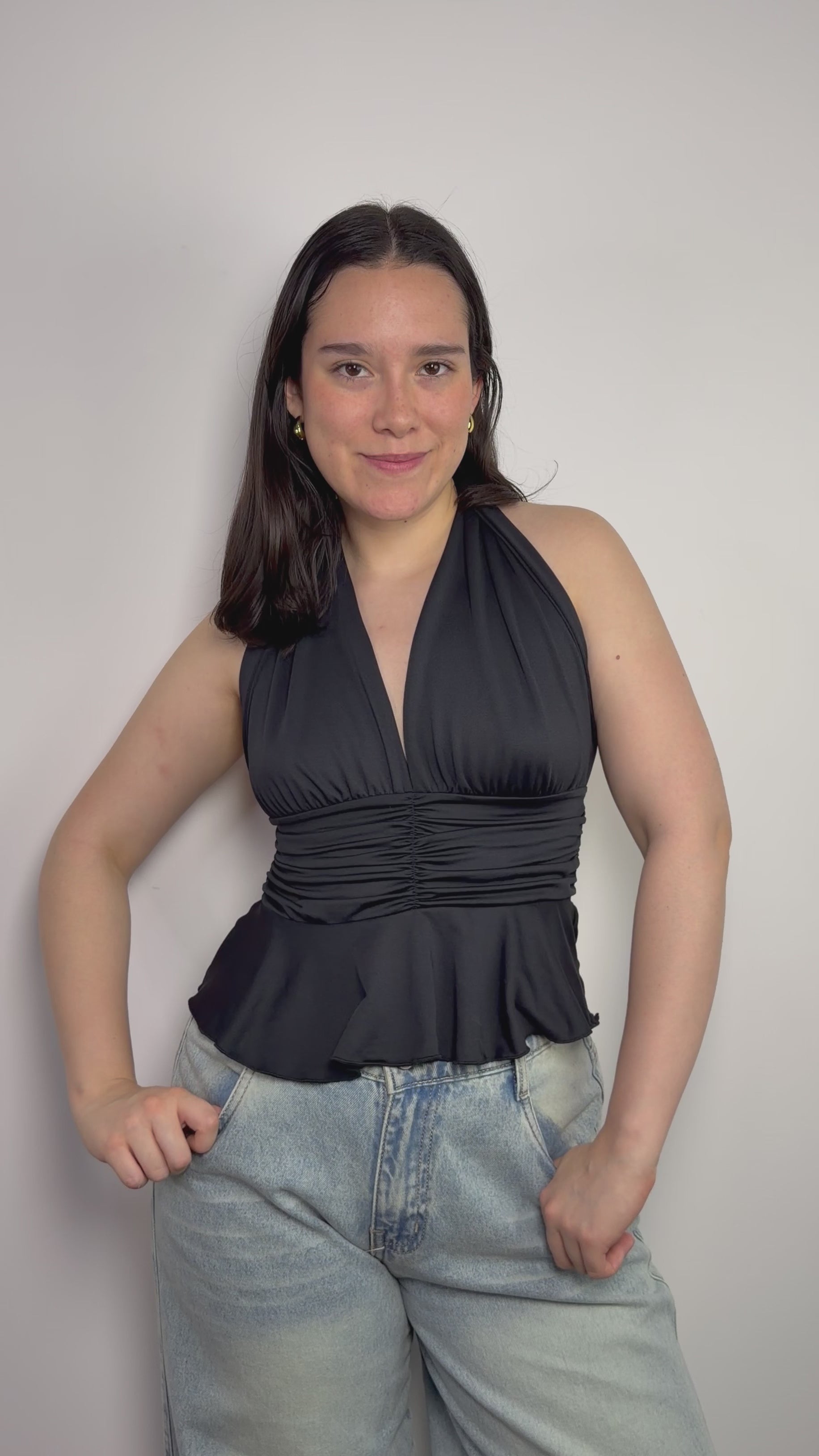 Top halter negro para mujer con frunces en el delantero y basta tipo peplum – tela stretch que se amolda al cuerpo y define la cintura de forma cómoda All Fit