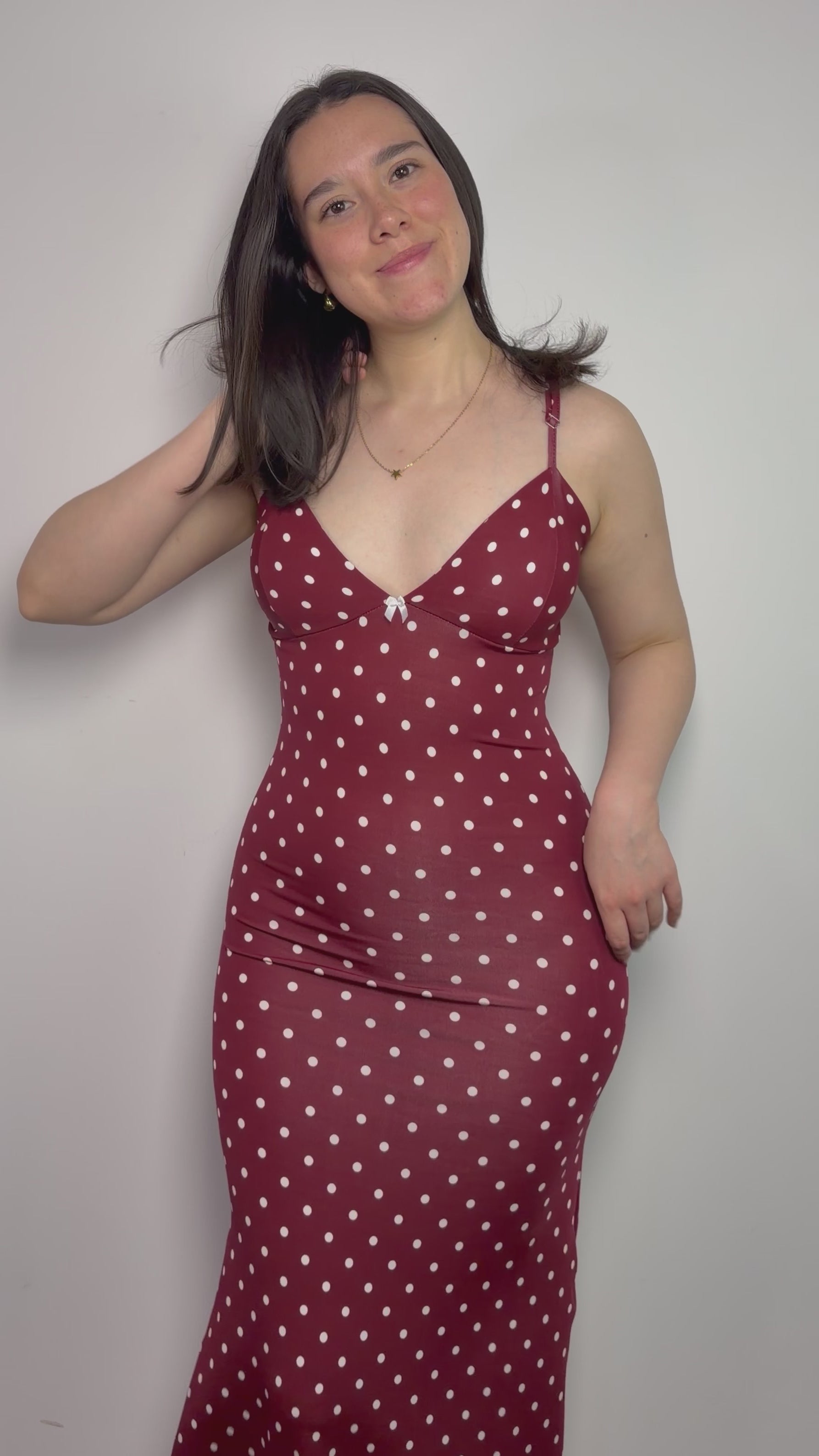Vestido midi para mujer color borgoña con estampado polka dots – tirantes regulables, tela stretch que se amolda al cuerpo, lazo en el escote y abertura lateral All Fit