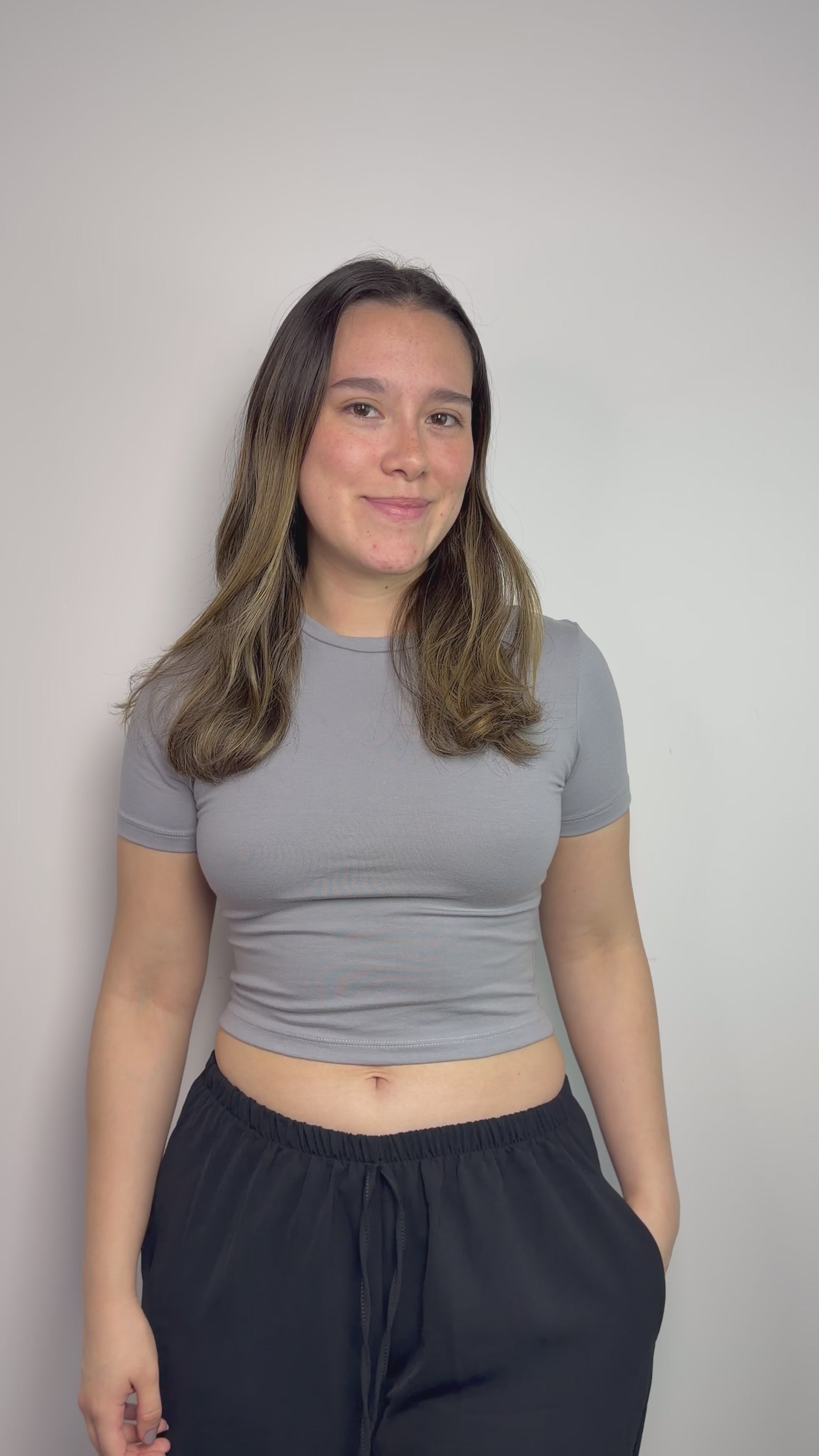 Baby tee de algodón licrado con manga corta para mujer color silver - Confeccionada en tejido suave y elástico que se adapta cómodamente al cuerpo All fit
