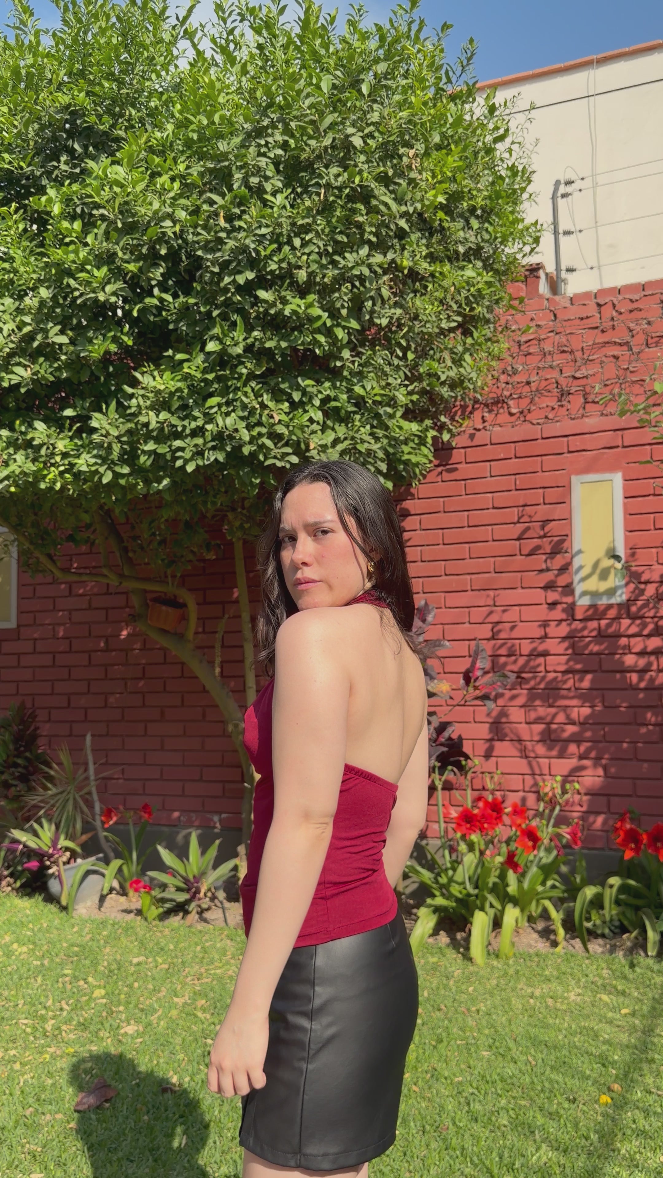 Top halter para mujer de suplex stretch color borgoña– caída drapeada y espalda descubierta All Fit