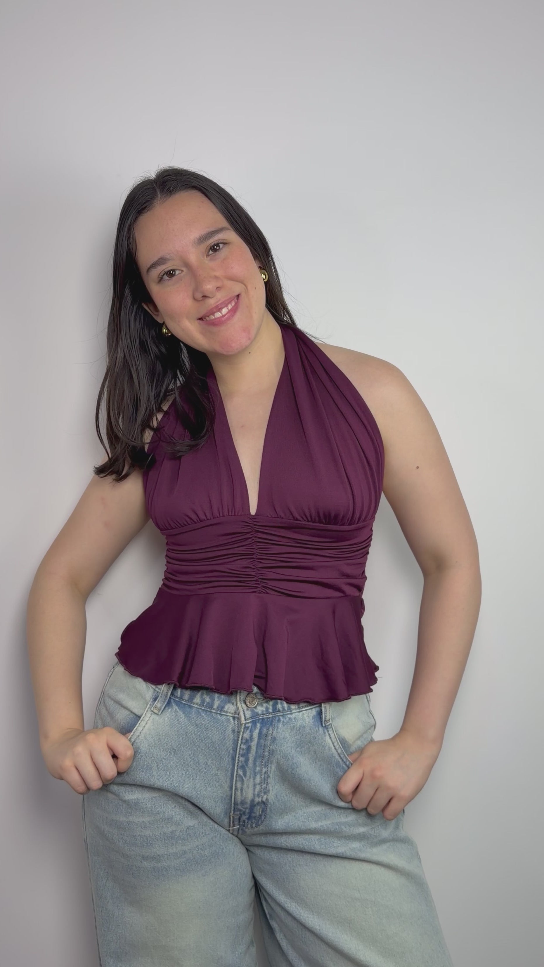 Top halter borgoña para mujer con frunces en el delantero y basta tipo peplum – tela stretch que se amolda al cuerpo y define la cintura de forma cómoda All Fit