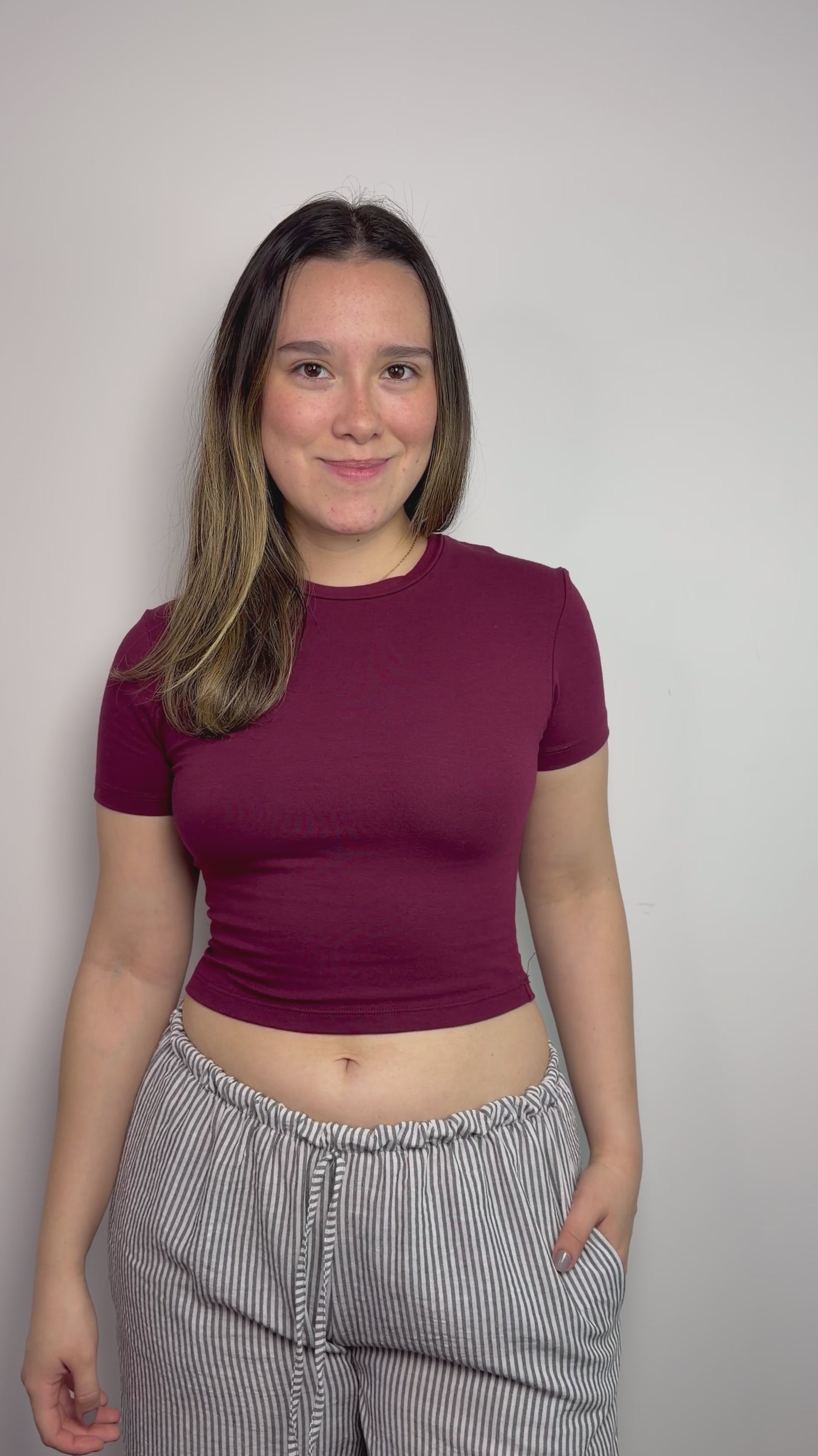 Baby tee de algodón licrado con manga corta para mujer color borgoña - Confeccionada en tejido suave y elástico que se adapta cómodamente al cuerpo All fit