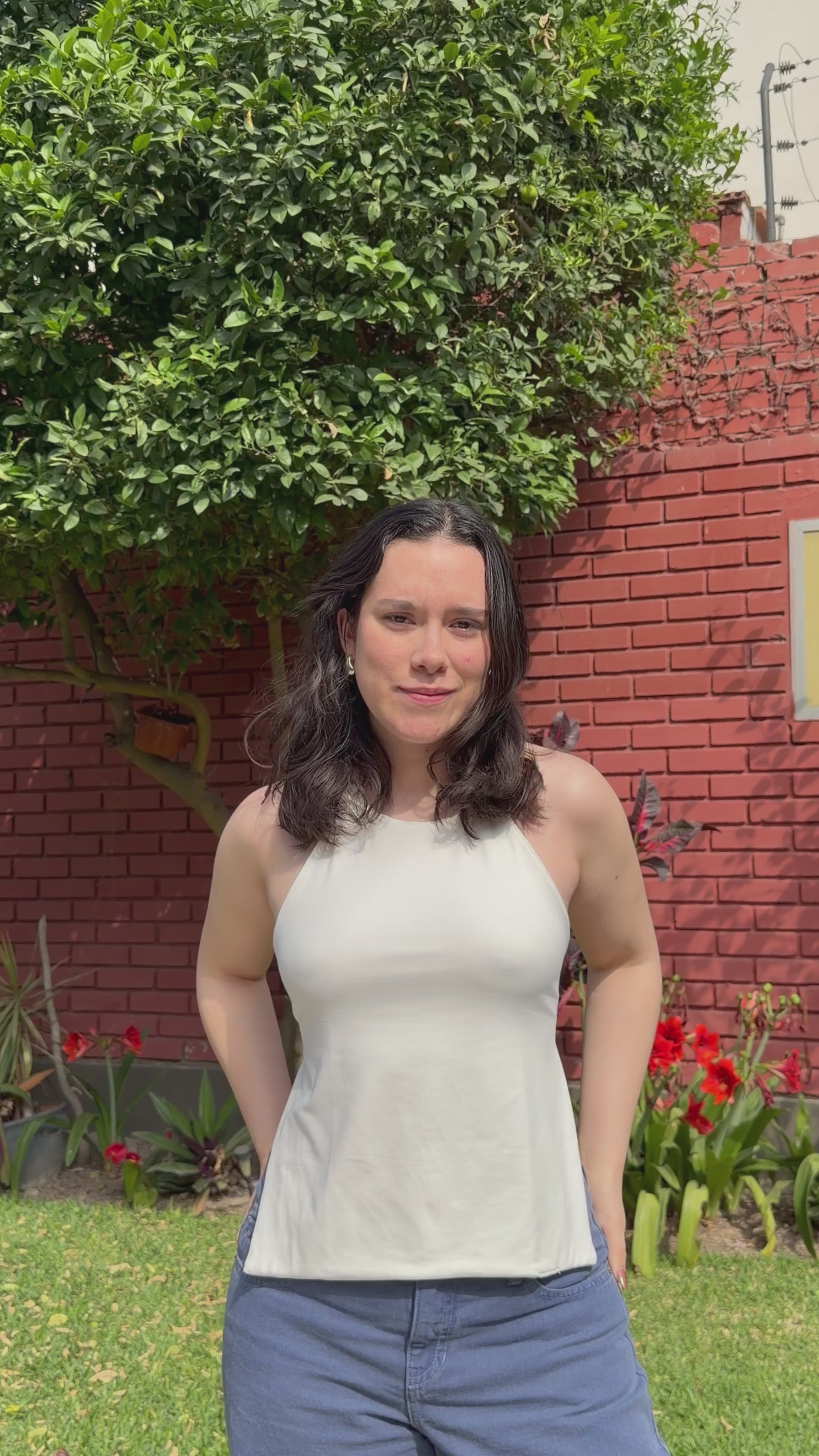 Top halter para mujer color blanco de suplex – cuello regulable y diseño con espalda descubierta